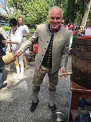 Christian Schretzlmeier vom Augustiner Schützengarten  zahpfte zunächst ein Faß Augustiner-Bier an beim Maibaum aufstellen am 01.05.2019 im Augustiner Schützengarten in München-Obersendling (©Foto: Martin Schmitz)